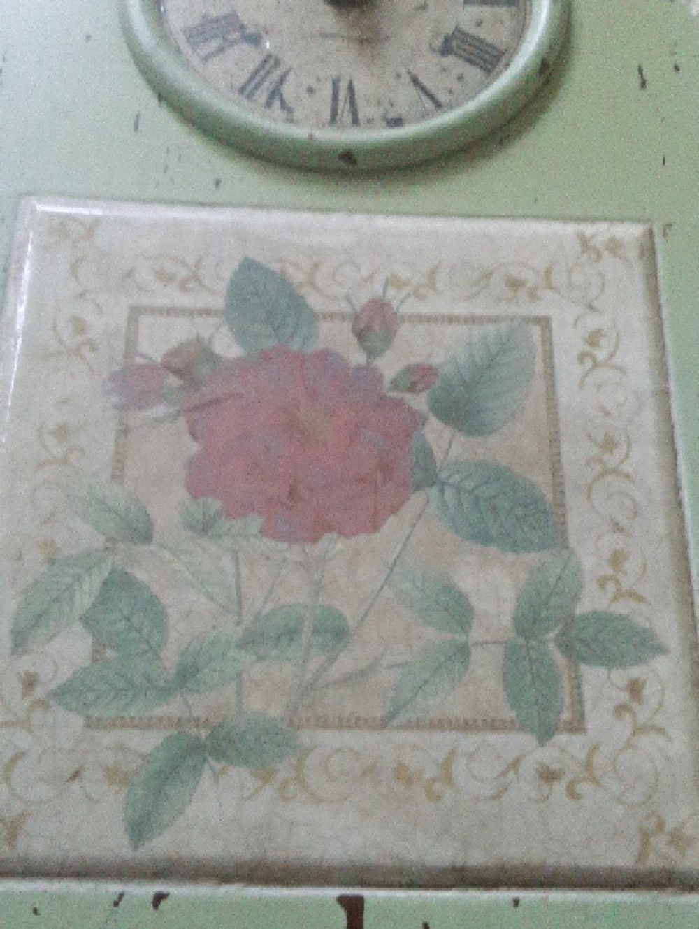 Vintage-Style Green Floral Wall Clock Decor - Picture 2 of 4